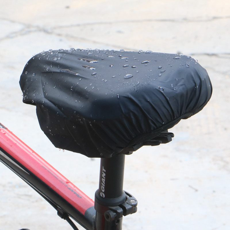 Mountain Biking In The Rain - Housse de selle de vélo universelle
